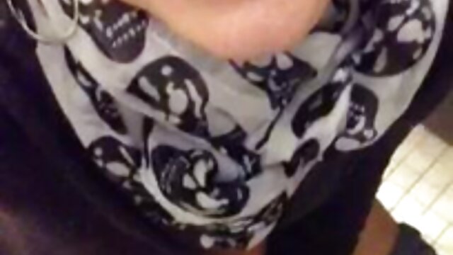 Un jeune cavalier de Bakou tire la chatte video pornographique pornodingue dodue de sa femme sur sa bite et jouit en elle avec ses jambes