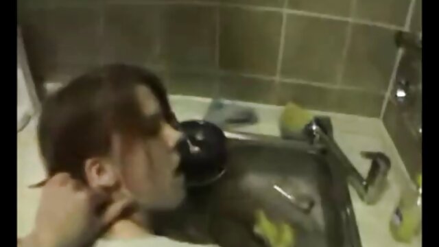Un video adulte porno léchage de chatte ukrainien polit la chatte rasée d'une noble madame, elle est sa maîtresse et s'assoit sur son visage avec un vagin
