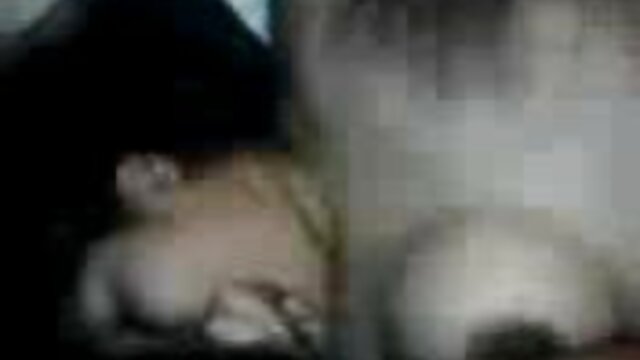 Attaque informelle dans la poussée d'un homme sur une femme en train de se masturber dans tube de video porno une cabine sale et a conduit l'domètre entre ses jambes