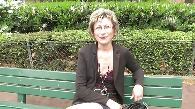 Un garçon aux cheveux bouclés frappe entre les jambes d'une vidéo pornographique xxx nana glamour aux seins serrés en culotte rose