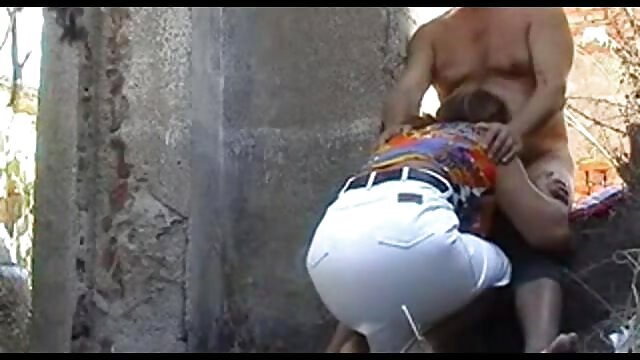 Une femme africaine vidéos de films porno gratuit basanée conduit une pique pâle sur ses gencives avec une bride attachée à partir d'un riser dur