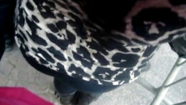 Une sorcière blonde frotte sa chatte poilue contre le mec d'un xxx vidéo pornographie voisin qu'elle a rencontré dans son jardin