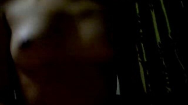 J'ai mis une bite dans un pet et j'ai pressé le museau contre le canapé avec mes mains, j'ai arraché le bébé avec video sexe film de fortes gifles d'œufs