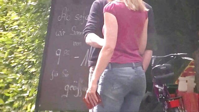 Une blonde fabuleuse suce une bite à un Écossais en jupe et s'assoit sur une bite avec des boules poilues, rampe dessus videos xxx français