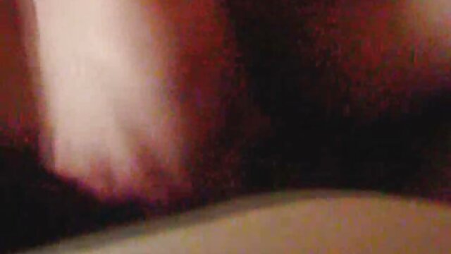 La salope caresse la bite video porono xxx pâle avec sa langue dans la voiture, le mec pince les seins et plonge dans la chatte étroite