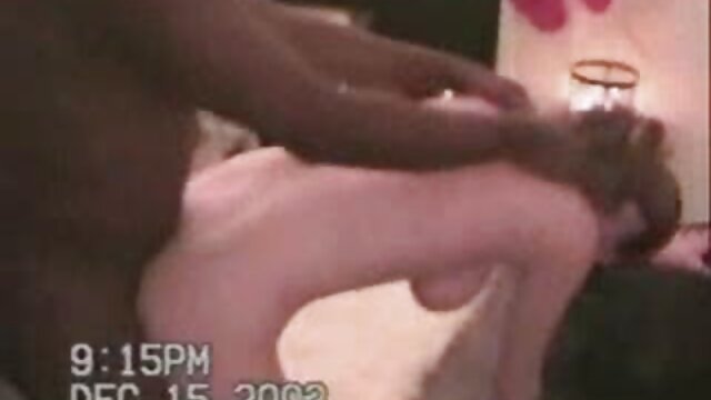 Enfoncer dans un gros plan vidéo x vintage de chatte humide, chevauchant la bite du patron