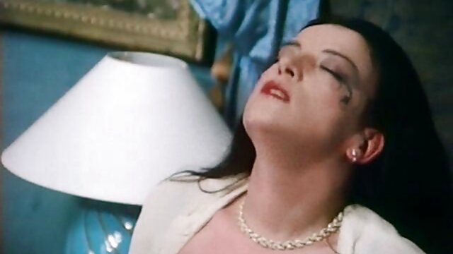Sataniste avec une croix dans la chatte est assise sur un fauteuil dans un raskoryak et se film video porno francais masturbe avec un crucifix, se terminant hardiment