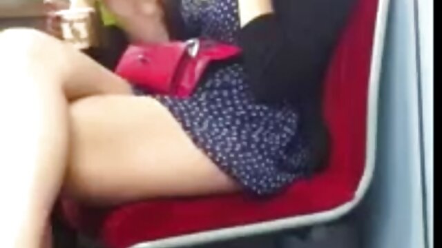 Une strip-teaseuse asiatique a déchiré le cul avec un doigt de video porno tag gelée de pétrole et forcée de ramper avec l'entrejambe sur un organe