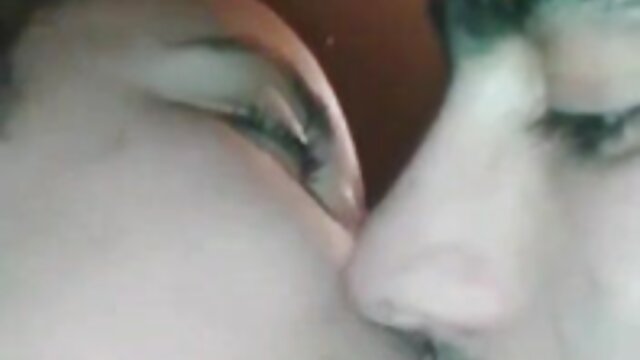 Une infirmière se faisant passer pour un médecin a baisé un jeune étudiant sur un canapé dans le bureau d'un youtube video porno gratuit gynécologue