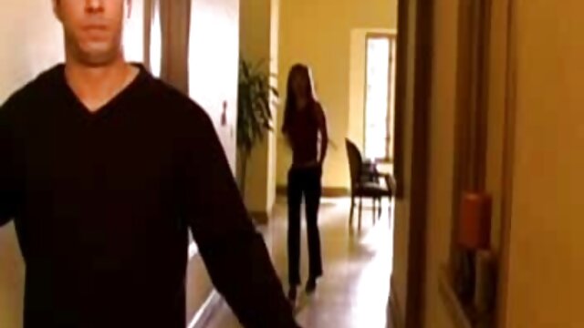 Une pute lubrique dans le village suce une video prono film bite dans la grange