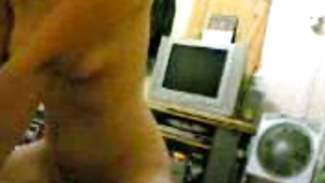 Un hacker inquiet a piraté l'ordinateur de la blondie dans le bureau et l'a video porno femme avec chien baisée sur la table