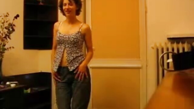 La transsexuelle a poussé son string sur le côté et a commencé à se masturber le pénis video porno complete