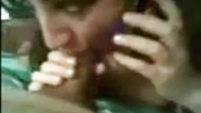 Un mec avec sa bite dure baise deux putes aux gros seins sur le video x gratuit gay canapé