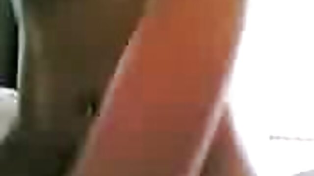 Lèche une boulette noire video porno film francais juteuse et cogne en anal avec un gode en plastique, écartant les fesses avec ses mains