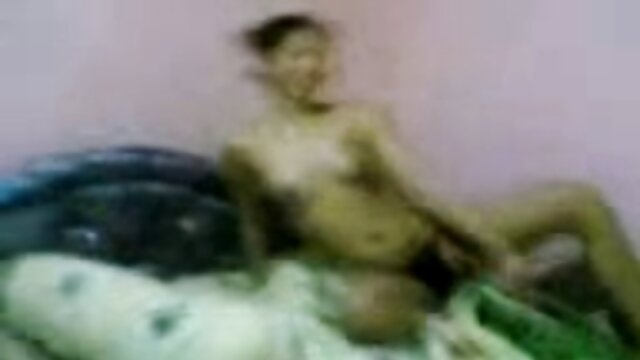 Dans un bordel pour un client, des putes video porno gratuit coqnu étaient exposées, alors il admire les seins