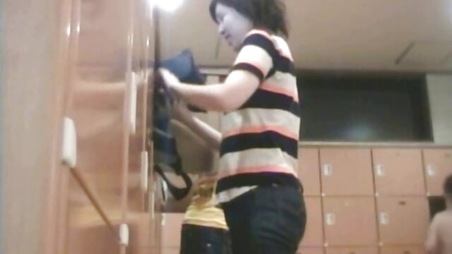 Le travailleur surpris est tombé dans la panique lorsque la femme au foyer a commencé video porno 2018 gratuit à se branler et à ce moment-là, le mari est revenu
