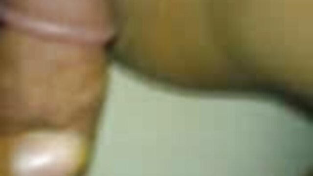 Une transsexuelle brune peinte video de viole porno branle une bite devant sa webcam