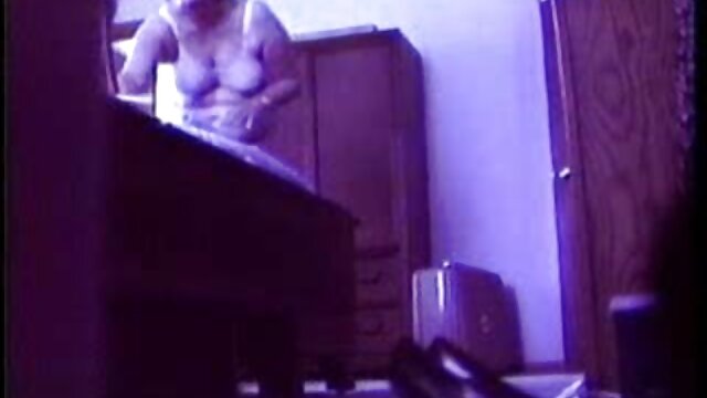 Deux video sexe amateur voyeur négros avec d'énormes bites baisent une salope blanche dans tous ses trous cassés