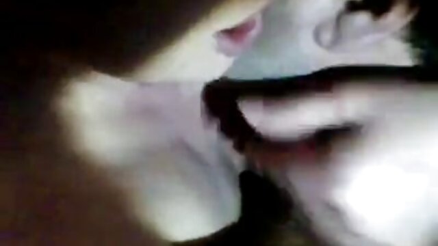 La blonde Maggie fourre sa culotte video xxx tukif dans sa chatte et branle son clitoris