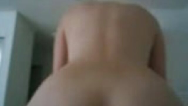 Une femme video sexe voyeur amateur apprend à une maladroite aux grandes oreilles comment faire plaisir à son mari