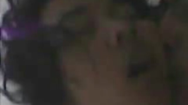 Tante vidéo gratuit xxx gémissante est à quatre pattes et aime les relations sexuelles anales, courbant joyeusement son visage