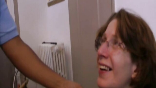 Un chimiste au chapeau de sorcière a puni un étudiant de première année video de voyeur amateur en écartant les jambes et en poussant un shnyaga miraculeux