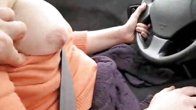 Une femme effrayée se rase la chatte dans un masque à gaz assis video porno entre femmes sur une chaise gynécologique